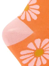 Medias de largo medio confeccionadas en fibra de bambú, color naranja con estampado de margaritas rosadas y detalles en rosado en talón, puntera y puño.