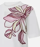 Blusa Marfinno de algodón blanco con cuello redondo, manga corta y bordado floral grande localizado en el hombro y pecho.
