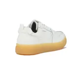 Zapatillas urbanas blancas de cuero sintético con suela marrón.