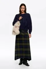 Jersey de textura peluda en color azul marino, con cuello redondo, mangas largas y corte holgado con silueta tipo globo.