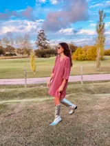 Vestido corto tejido en lurex color ladrillo, de corte recto y mangas cortas.