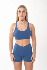 Top deportivo de escote redondo y diseño minimalista, con copas removibles y ajuste al cuerpo.
