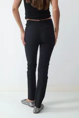 Pantalón recto cropped de tiro medio y fit slim color verde militar, confeccionado en tejido elástico, con cierre frontal oculto y sin bolsillos visibles.