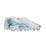 Championes de fútbol Under Armour Shadow Club 4 FG, color blanco con diseño gráfico en azul y detalles en salmón, con tapaches para terreno firme.