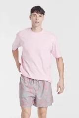 Short de baño Berto, con diseño estampado de hojas en tonos rosados y celestes, cintura elástica con cordón ajustable.