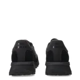 Championes urbanos New Balance modelo U370, color negro. Presentan un diseño de perfil bajo con exterior que combina paneles de gamuza y tejido textil, con el logo de la marca en el lateral y suela de goma resistente.