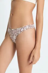 Bombacha tipo colaless con estampado de pequeñas flores blancas sobre fondo marrón, confeccionada en poliamida y elastano con forro de algodón.