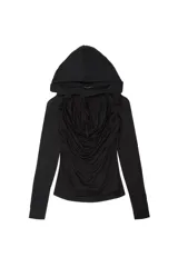 Top de manga larga color negro, con escote drapeado y detalle de tiras finas para anudar en el cuello. Confeccionado en tejido elástico y suave.