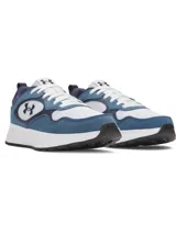 Championes Under Armour modelo Mirage Sport, con diseño de inspiración retro. Presentan una combinación de malla transpirable con superposiciones de gamuza y cuero en tonos azul y blanco. Incluyen entresuela de EVA para mayor amortiguación y suela de goma resistente.