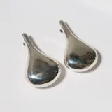 Aros colgantes plateados con forma de lágrima.