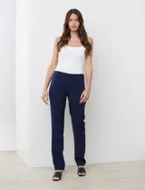 Pantalón de vestir azul marino, marca Zac & Rachel, con pretina con faja interna modeladora, bolsillos rectos delanteros y traseros simulados.