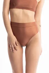 Bombacha de bikini tiro alto color óxido, con faja de lycra doble que se adapta a la cintura.