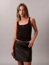 Musculosa negra Calvin Klein de tejido acanalado y corte slim, con escote redondo amplio, tirantes anchos y logo de la marca bordado en el pecho.