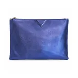 Sobre tipo clutch de diseño minimalista en color azul metalizado, con cierre superior y detalle triangular decorativo en el frente.