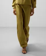 Falda larga verde oliva satinada con cinturilla elástica interior, cierre de cremallera lateral, corte al bies y bajo evasé.