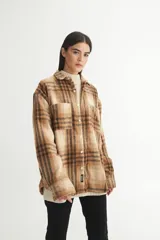 Sobrecamisa marrón a cuadros confeccionada en tela de algodón. Tiene cuello solapa clásico, bolsillos cuadrados en el pecho, botones personalizados y calce holgado.