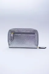 Billetera chica de cuero negro con textura tipo cocodrilo, cierre exterior, bolsillo para monedas con cierre en la parte trasera, múltiples ranuras para tarjetas y billetes, y forro rojo.