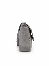 Bandolera compacta de cuero vacuno color gris con efecto gastado, solapa redondeada y correa ajustable.