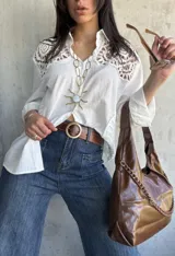 Camisa blanca de lino con detalles de encaje en los hombros y mangas 3/4.