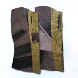 Polainas de lana afieltrada teñida artesanalmente y estampada.