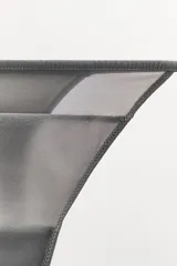 Tanga de tiro medio color gris oscuro, con cintura elástica y paneles laterales de tul semitransparente en tono rosado pálido.