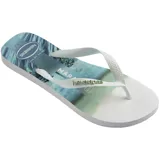 Ojotas Havaianas con base blanca y celeste con diseño de olas, tiras blancas con diseño en relieve y logo de la marca en la base.