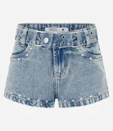 Short micro de jean con cintura baja, cierre tradicional, bolsillos funcionales y aplicaciones de tachuelas decorativas en los bordes. Incluye cinturón a juego.