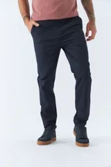 Pantalón chino de corte slim, color azul marino, con cierre frontal, bolsillos laterales y traseros, y pasacintos.