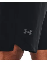 Short deportivo Under Armour de secado rápido, color negro, con diseño de doble capa que incluye una calza interna en color verde oliva. Cuenta con logo de la marca en la pierna derecha, cintura elástica y bolsillos laterales.