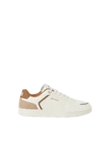 Championes urbanos Jack & Jones modelo Wealing, de diseño clásico con puntera redonda y cordones. Presentan una capellada en color blanco hueso con detalles en tono marrón y beige en el talón y laterales. Cuentan con suela de goma resistente.