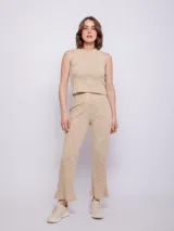 Pantalón ancho confeccionado en tejido de punto con textura acanalada. Posee una pretina con elástico ancho y un diseño de pierna holgada.
