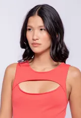 Top negro de tejido de punto ajustado al cuerpo con abertura circular en el pecho y cuello redondo.