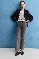 Jean de tiro alto con corte recto, confeccionado en denim con spandex. Presenta un lavado gris oscuro con efecto desgastado, cierre frontal con botón y bolsillos laterales y traseros.