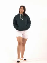 Buzo deportivo azul con capucha y cordones blancos.