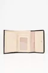 Billetera tipo sobre color beige claro con textura de cocodrilo (crocco) y cierre de solapa con broche metálico plateado con el diseño de una flor de lis.