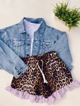 Short con estampado animal print y volados lila en el ruedo. Tiene cintura elastizada y cordón ajustable.