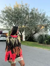 Sweater marrón de lana merino con cuello redondo y flecos XL de colores amarillo, naranja y borgoña.