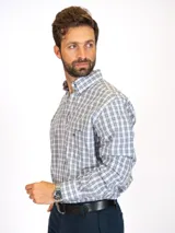 Camisa de corte clásico con estampado de cuadros en tonos rosados y celestes, con cuello abotonado, manga larga y bolsillo frontal con detalle bordado.