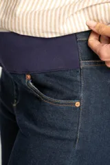 Pantalón de jean azul oscuro, corte wide leg, tiro medio, para embarazadas.