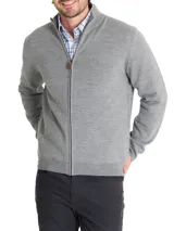 Sweater gris de lana merino extrafina, con cuello alto, cierre completo y bolsillos frontales.
