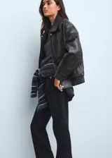 Jean de corte recto y tiro medio, confeccionado en tejido de algodón estilo vaquero, con cierre frontal de cremallera y botón, y diseño de cinco bolsillos.