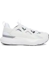 Championes deportivos Under Armour modelo Infinite MVMNT, color blanco con detalles en gris. Presentan un diseño de materiales mixtos en el empeine, tecnología de amortiguación UA HOVR+ para mayor retorno de energía y suela exterior de goma Thinweb para mayor durabilidad.