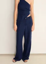 Pantalon de corte wide leg, tiro medio, con cierre frontal de cremallera y botón, detalle de pinzas y bolsillos laterales.