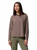 Camisa de aventura Columbia modelo Silver Ridge Utility, color marrón, de manga larga con sistema para enrollar, bolsillos frontales con cierre y solapa, cuello clásico y diseño transpirable con tecnología de protección solar.