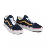 Championes Vans modelo Old Skool, de color azul marino con la icónica banda lateral en color amarillo mostaza. Presentan cordones blancos, suela de goma blanca con una línea roja decorativa y refuerzos en la puntera y el talón.