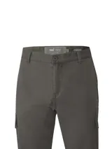 Pantalón cargo de corte moderno, color gris plomo, con bolsillos laterales amplios, cierre frontal con botón y costuras reforzadas.
