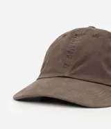 Gorra de algodón con acabado desgastado y efecto cationizado. Presenta una estructura clásica de seis paneles con visera curva, ojales bordados para ventilación y cierre trasero ajustable.