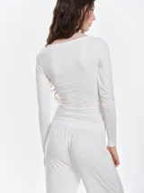 Remera de dormir entallada de viscosa, color bordó, con escote en V profundo adornado con encaje al tono y mangas largas.