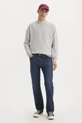 Jean de corte recto, color azul oscuro, con tiro medio y confección en denim stretch.