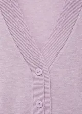 Cardigan de punto con cuello en pico y cierre frontal de botones. Presenta un diseño recto de manga larga con puños en contraste.